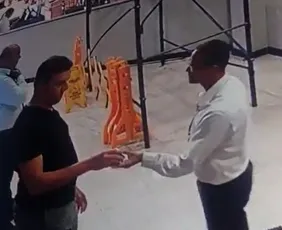 Imagem ilustrativa da imagem Delegado da Polícia Federal é flagrado furtando produto em supermercado no Recife