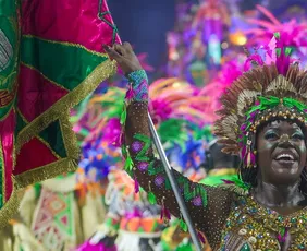 Imagem ilustrativa da imagem Desfile das campeãs do carnaval do Rio: onde a bandeira das escolas é mais do que um adereço