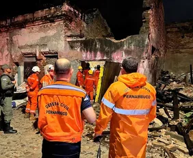 Imagem ilustrativa da imagem Duas pessoas morrem após casarão desabar durante forte chuva no Recife