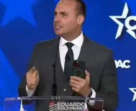 Imagem ilustrativa da imagem Eduardo Bolsonaro diz gravar vídeo para o pai, mas Moraes barrou celular