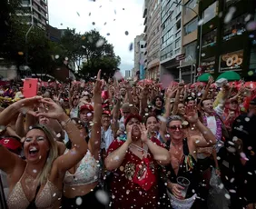 Imagem ilustrativa da imagem Embaixada dos EUA alerta cidadãos americanos sobre carnaval no Brasil: ‘evitem favelas’