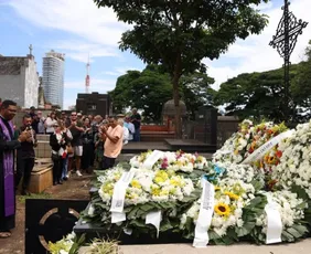 Imagem ilustrativa da imagem Enterro do ator Juca de Oliveira reúne famosos e familiares em São Paulo
