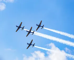 Imagem ilustrativa da imagem Esquadrilha da Fumaça colore o céu do Recife em celebração aos 489 anos da capital