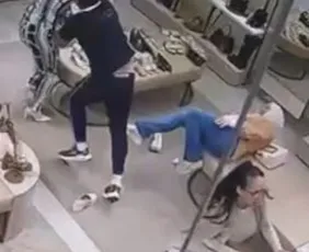 Imagem ilustrativa da imagem Homem agride muçulmanas com socos e tira o véu de uma delas em shopping de Foz do Iguaçu