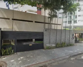 Imagem ilustrativa da imagem Homem invade prédio com carro e dispara 8 vezes contra porta de ex-companheira