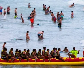 Imagem ilustrativa da imagem Homem morre após cair de banana boat em Santa Catarina