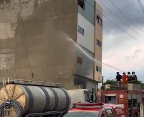 Imagem ilustrativa da imagem Incêndio atinge depósito de tecidos em Caruaru. Prédio acabou desabando