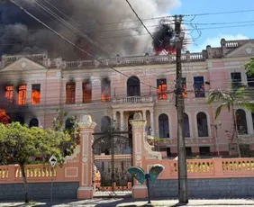 Imagem ilustrativa da imagem Incêndio atinge prédio histórico de instituto de educação no Paraná; veja imagens