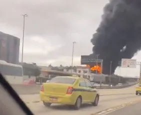 Imagem ilustrativa da imagem Incêndio de grandes proporções atinge galpão de loja na zona norte do Rio