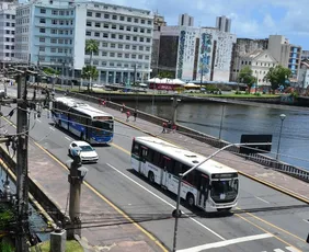 Imagem ilustrativa da imagem Interdição da Ponte Duarte Coelho para montagem do Galo altera itinerário de ônibus