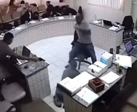 Imagem ilustrativa da imagem Justiça absolve homem que atirou em réu dentro de tribunal