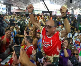 Imagem ilustrativa da imagem Mestre Ciça se emociona com título da Viradouro e faz promessa: ‘Vou parar de fumar’