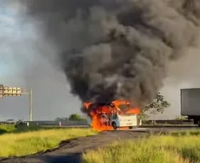 Imagem ilustrativa da imagem Micro-ônibus com atletas de karatê pega fogo na Rodovia dos Bandeirantes