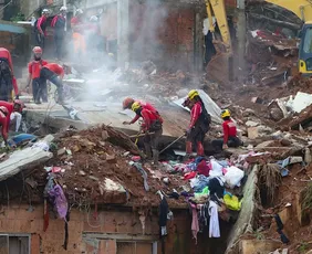 Imagem ilustrativa da imagem Mortes passam de 60 e buscas continuam por desaparecidos nesta sexta-feira em Juiz de Fora e Ubá