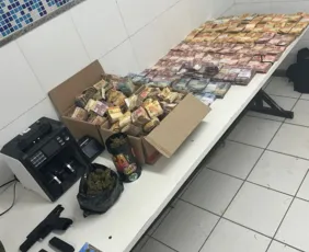 Imagem ilustrativa da imagem PM apreende mais de R$ 300 mil e máquina de contar dinheiro em caminhão de mudança