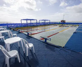 Imagem ilustrativa da imagem Piscina flutua no mar e transforma Goiana em arena de natação neste fim de semana