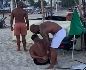 Imagem ilustrativa da imagem Policiais à paisana prendem acusado de chefiar tráfico de Macaé na praia de Copacabana