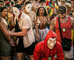 Imagem ilustrativa da imagem Policiais civis fantasiados de Jason, Batman e La Casa de Papel prendem suspeitos de furto no Rio