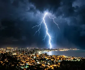 Imagem ilustrativa da imagem Queda de raio em centro comercial de Camaragibe reforça cuidados com a segurança