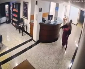 Imagem ilustrativa da imagem Recepcionista é espancada por hóspede após recusar beijo em hotel no Paraná: ‘Eu ia morrer’