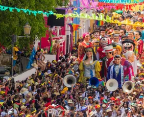 Imagem ilustrativa da imagem Ressaca de Carnaval em Olinda: ladeiras recebem blocos e troças neste fim de semana