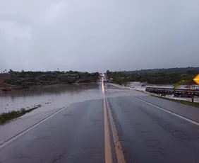 Imagem ilustrativa da imagem Rio transborda e caminhoneiro precisa ser resgatado pelos bombeiros, em Jupi