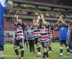 Imagem ilustrativa da imagem Santa Cruz estreia com Vitória sobre Itabaiana com forte chuva na Arena Pernambuco