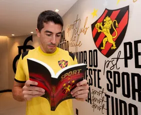 Imagem ilustrativa da imagem Sport celebra Dia Mundial do Livro com entrega de obra histórica ao elenco