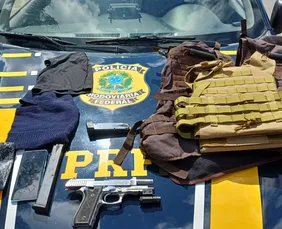 Imagem ilustrativa da imagem Suspeito de integrar facção criminosa é preso pela PRF com arsenal e carro roubado