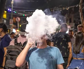 Imagem ilustrativa da imagem Uso de cigarro eletrônico (vape) entre adolescentes dispara no Brasil; meninas fumam mais