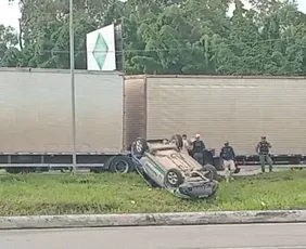 Imagem ilustrativa da imagem Viatura da PMPE capota após colisão com carreta na BR-101, no Recife