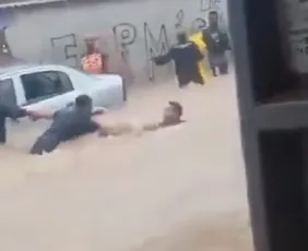 Imagem ilustrativa da imagem Vídeo: corrente humana salva homem de enxurrada em Paraty, no Rio de Janeiro