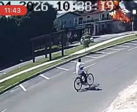 Imagem ilustrativa da imagem Vídeo mostra momento em que avião cai sobre restaurante no RS; assista