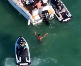 Imagem ilustrativa da imagem Vídeo: traficante foragido do CV pula no mar, mas é preso em lancha em Cabo Frio