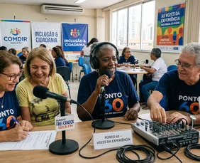 Imagem ilustrativa da imagem Vozes da Experiência: Idosos do Recife assumem o microfone em oficina de rádio
