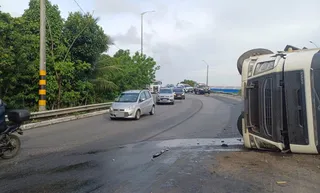 Imagem ilustrativa da imagem Caminhão tomba na BR-101 e deixa motorista ferido no Grande Recife