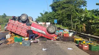 Imagem ilustrativa da imagem Caminhonete capota na BR-101 em Escada; duas pessoas ficam feridas