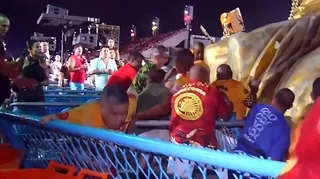 Imagem ilustrativa da imagem Carro alegórico da União de Maricá pega fogo na Sapucaí e deixa quatro feridos