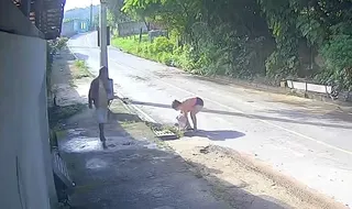 Imagem ilustrativa da imagem Casal é preso após abandonar bebê em bueiro em MG; criança foi amamentada por PM