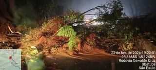 Imagem ilustrativa da imagem Chuva causa interdição de estradas rumo ao litoral norte de São Paulo
