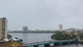 Imagem ilustrativa da imagem Chuvas intensas causam suspensão de aulas e serviços no Grande Recife