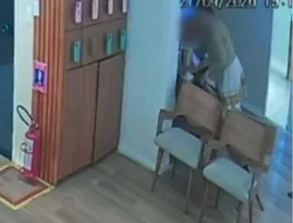 Imagem ilustrativa da imagem Cliente é flagrada furtando celulares em uma loja no Centro do Recife