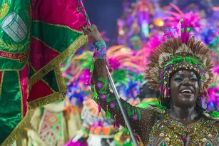 Imagem ilustrativa da imagem Desfile das campeãs do carnaval do Rio: onde a bandeira das escolas é mais do que um adereço