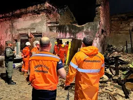 Imagem ilustrativa da imagem Duas pessoas morrem após casarão desabar durante forte chuva no Recife