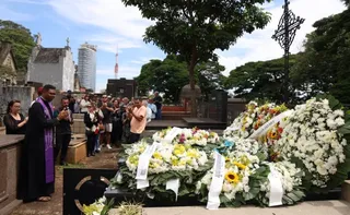 Imagem ilustrativa da imagem Enterro do ator Juca de Oliveira reúne famosos e familiares em São Paulo