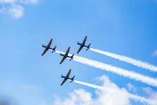 Imagem ilustrativa da imagem Esquadrilha da Fumaça colore o céu do Recife em celebração aos 489 anos da capital