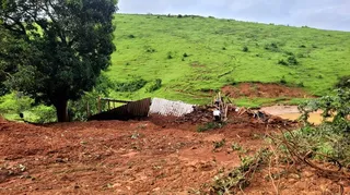 Imagem ilustrativa da imagem Família morre soterrada após deslizamento de terra atingir casa em MG