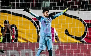 Imagem ilustrativa da imagem Flamengo vence Vitória com pênalti defendido por Rossi e gols fatais