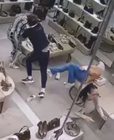 Imagem ilustrativa da imagem Homem agride muçulmanas com socos e tira o véu de uma delas em shopping de Foz do Iguaçu