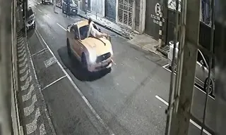 Imagem ilustrativa da imagem Homem é flagrado dirigindo Mustang com mulher em cima do capô em Ponta Grossa